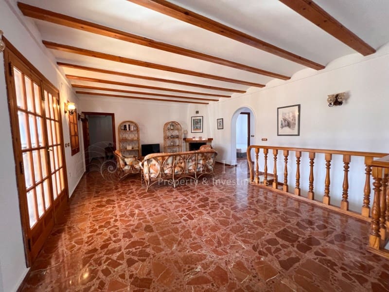 6 soveværelse Villa til salg i Orba med swimmingpool garage - € 690.000 (Ref: 9129958)