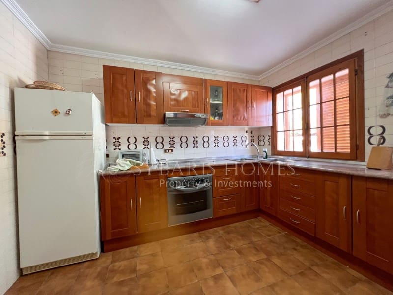 6 soveværelse Villa til salg i Orba med swimmingpool garage - € 690.000 (Ref: 9129958)