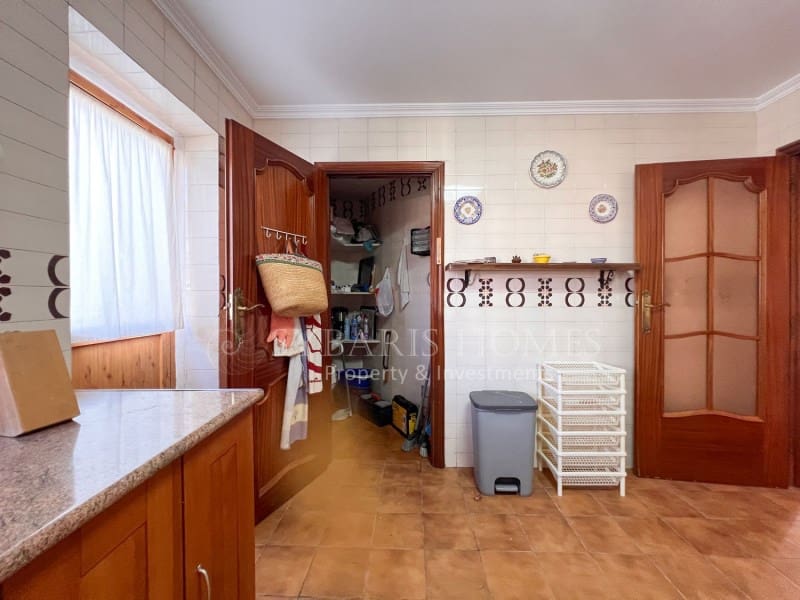 6 soveværelse Villa til salg i Orba med swimmingpool garage - € 690.000 (Ref: 9129958)