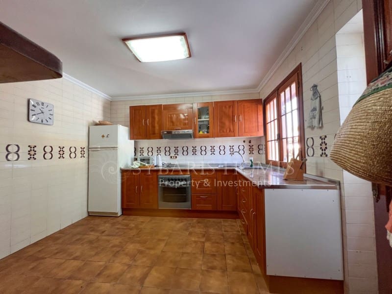 6 soveværelse Villa til salg i Orba med swimmingpool garage - € 690.000 (Ref: 9129958)