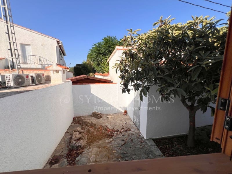 6 soveværelse Villa til salg i Orba med swimmingpool garage - € 690.000 (Ref: 9129958)