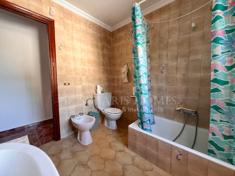 6 soveværelse Villa til salg i Orba med swimmingpool garage - € 690.000 (Ref: 9129958)