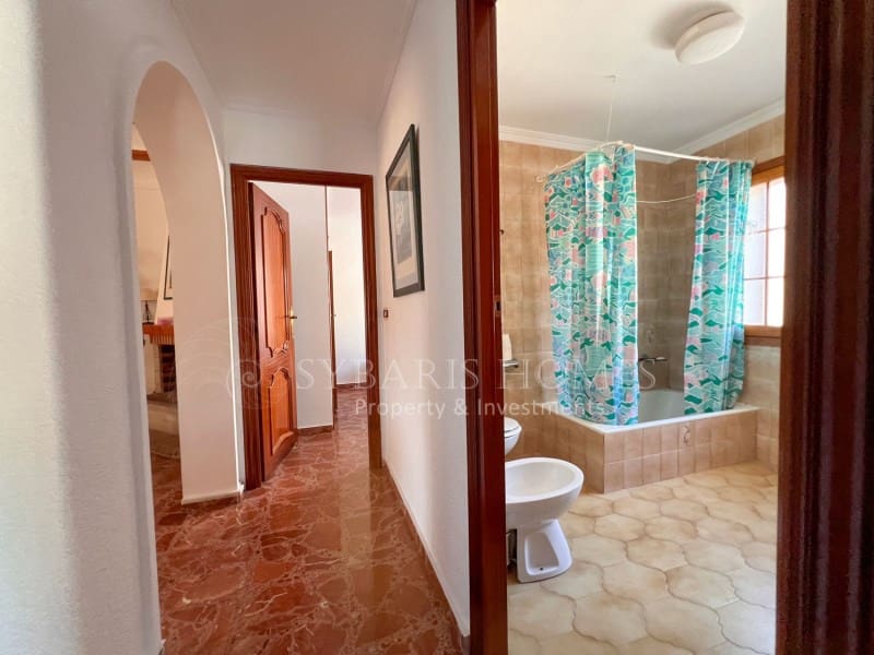 6 soveværelse Villa til salg i Orba med swimmingpool garage - € 690.000 (Ref: 9129958)