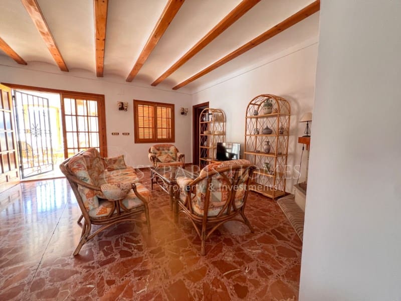 6 soveværelse Villa til salg i Orba med swimmingpool garage - € 690.000 (Ref: 9129958)