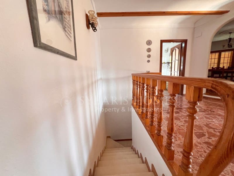 6 soveværelse Villa til salg i Orba med swimmingpool garage - € 690.000 (Ref: 9129958)