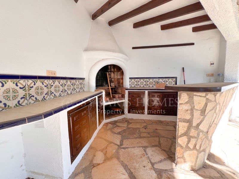 6 soveværelse Villa til salg i Orba med swimmingpool garage - € 690.000 (Ref: 9129958)