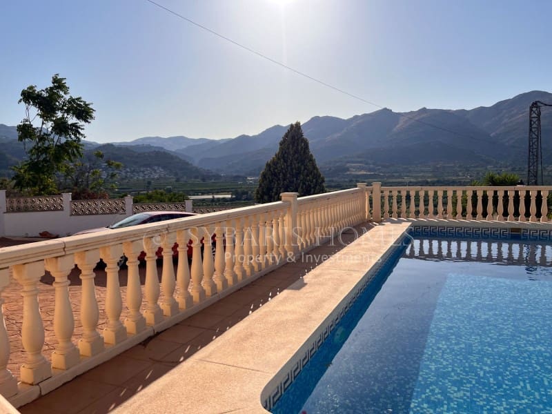 6 soveværelse Villa til salg i Orba med swimmingpool garage - € 690.000 (Ref: 9129958)