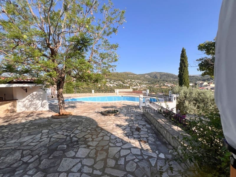 6 soveværelse Villa til salg i Orba med swimmingpool garage - € 690.000 (Ref: 9129958)