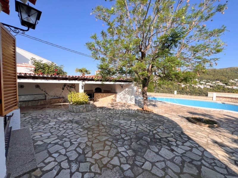 6 soveværelse Villa til salg i Orba med swimmingpool garage - € 690.000 (Ref: 9129958)