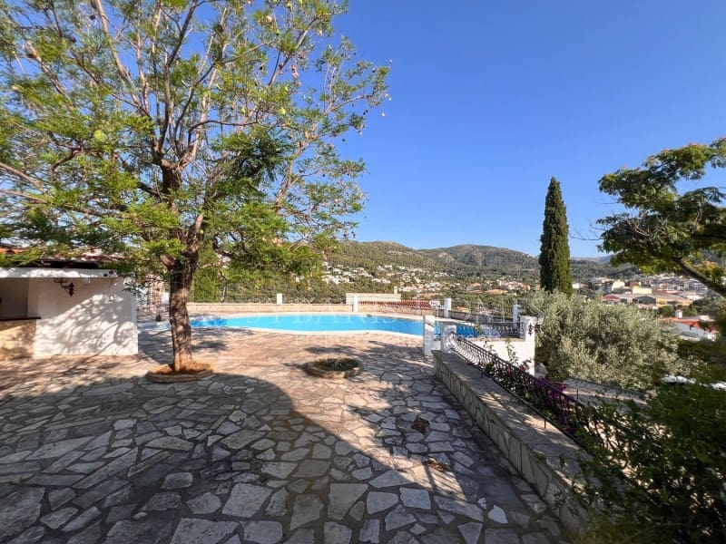 6 soveværelse Villa til salg i Orba med swimmingpool garage - € 690.000 (Ref: 9129958)