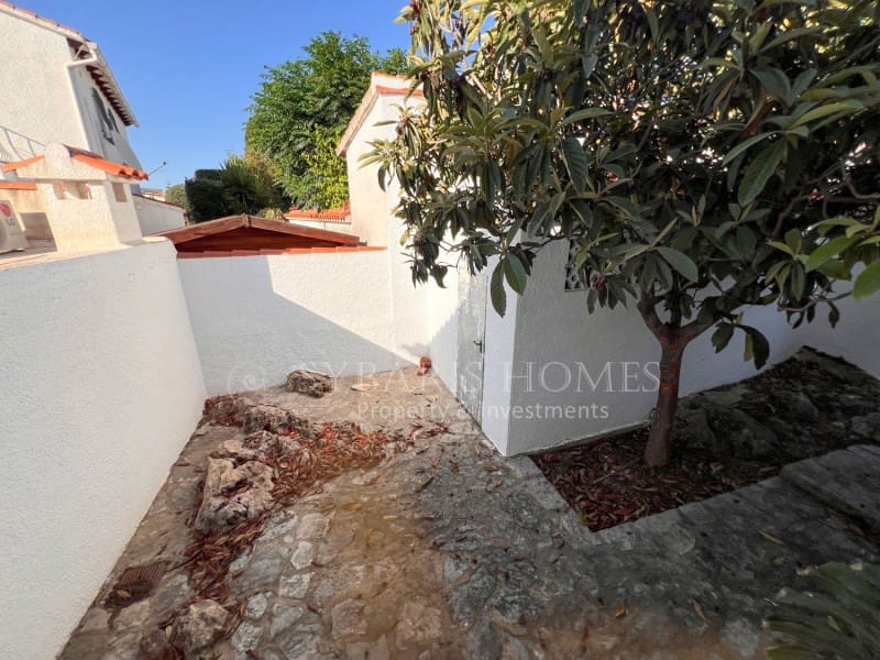 6 soveværelse Villa til salg i Orba med swimmingpool garage - € 690.000 (Ref: 9129958)