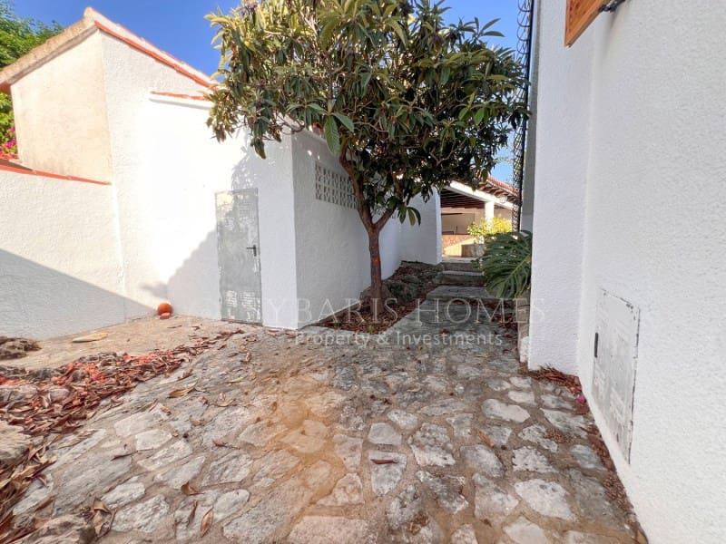 6 soveværelse Villa til salg i Orba med swimmingpool garage - € 690.000 (Ref: 9129958)