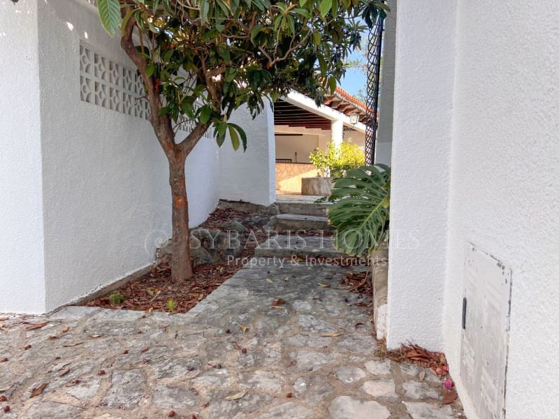 6 soveværelse Villa til salg i Orba med swimmingpool garage - € 690.000 (Ref: 9129958)