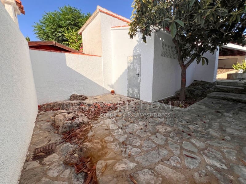 6 soveværelse Villa til salg i Orba med swimmingpool garage - € 690.000 (Ref: 9129958)