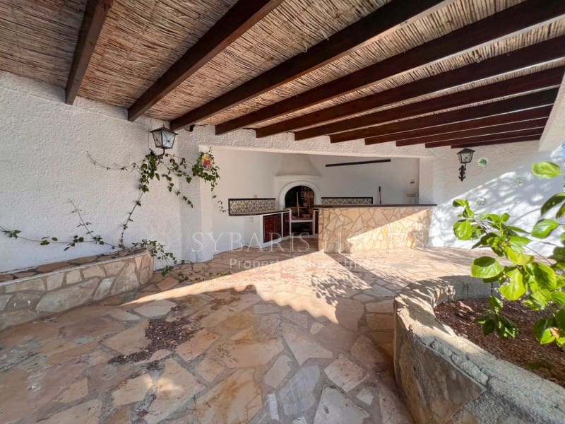 6 soveværelse Villa til salg i Orba med swimmingpool garage - € 690.000 (Ref: 9129958)