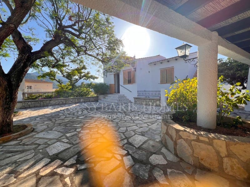 6 soveværelse Villa til salg i Orba med swimmingpool garage - € 690.000 (Ref: 9129958)