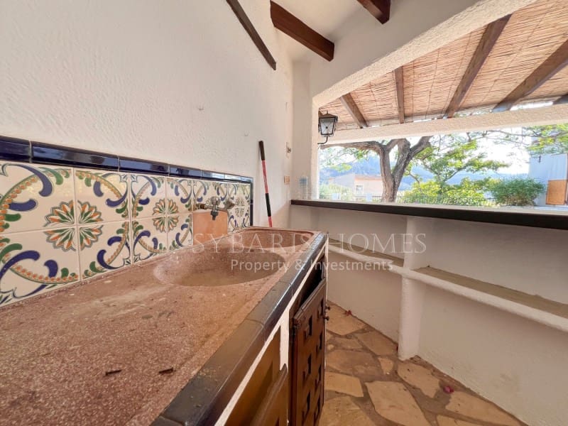 6 soveværelse Villa til salg i Orba med swimmingpool garage - € 690.000 (Ref: 9129958)