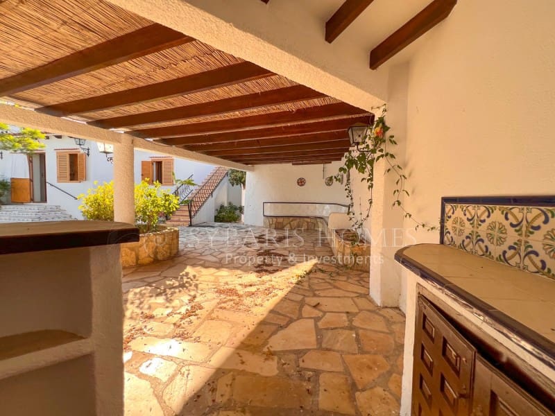 6 soveværelse Villa til salg i Orba med swimmingpool garage - € 690.000 (Ref: 9129958)