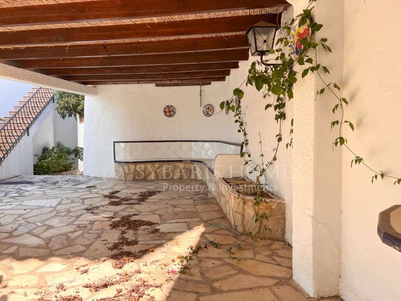 6 soveværelse Villa til salg i Orba med swimmingpool garage - € 690.000 (Ref: 9129958)