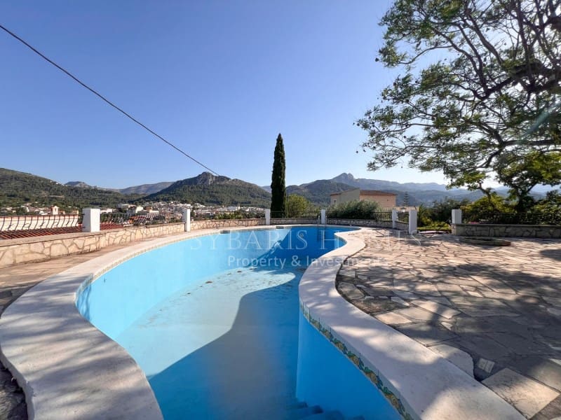 6 soveværelse Villa til salg i Orba med swimmingpool garage - € 690.000 (Ref: 9129958)