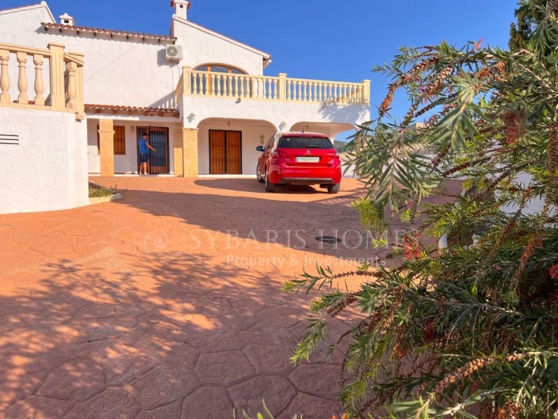 6 soveværelse Villa til salg i Orba med swimmingpool garage - € 690.000 (Ref: 9129958)