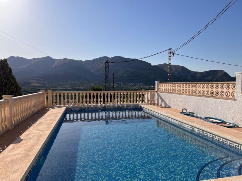 6 soveværelse Villa til salg i Orba med swimmingpool garage - € 690.000 (Ref: 9129958)