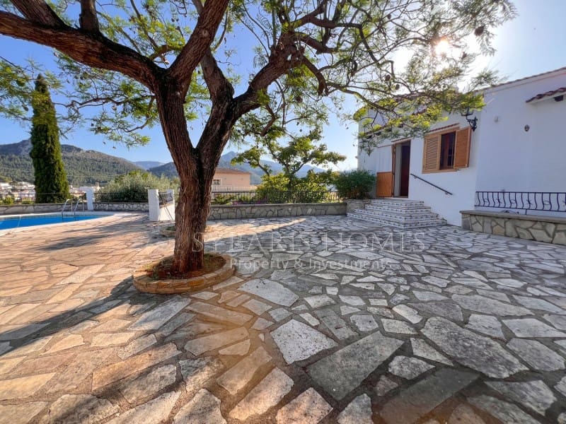 6 soveværelse Villa til salg i Orba med swimmingpool garage - € 690.000 (Ref: 9129958)