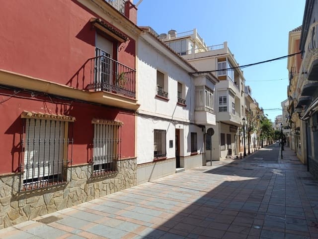 Pareado de 5 habitaciones en Zona Puerto Deportivo, Fuengirola en venta - 450.000 € (Ref: 9434761)