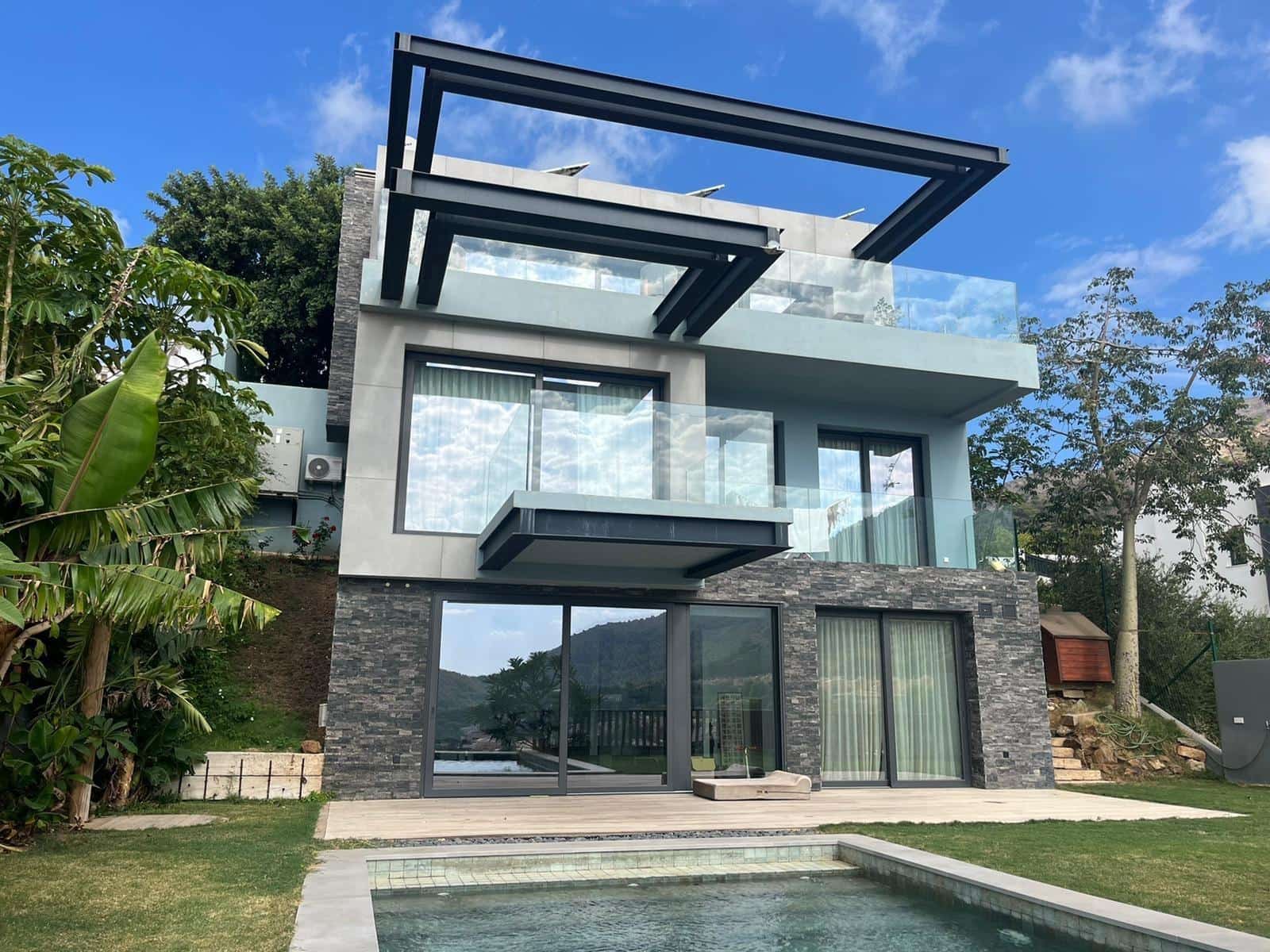 5 bedroom Villa for sale in Mijas with pool garage - € 1,500,000 (Ref: 9434768)