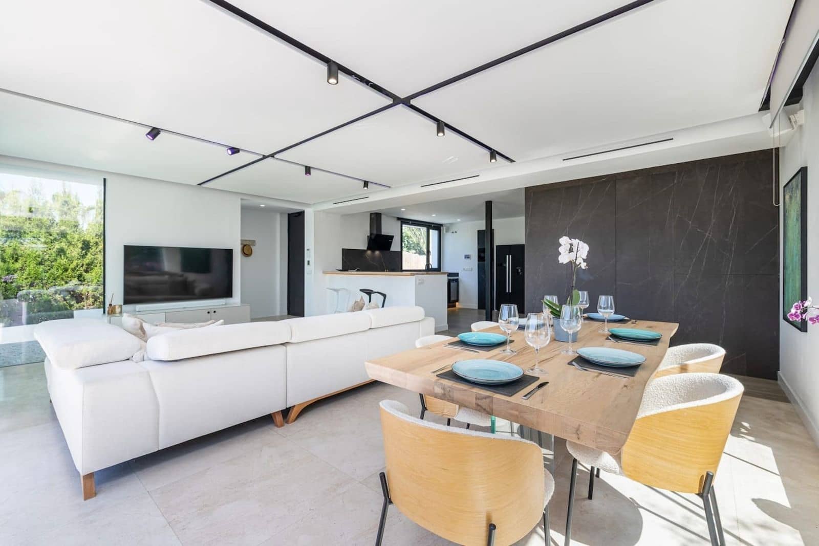 3 bedroom Villa for rent in La Cala de Mijas - € 3,500 (Ref: 9564311)