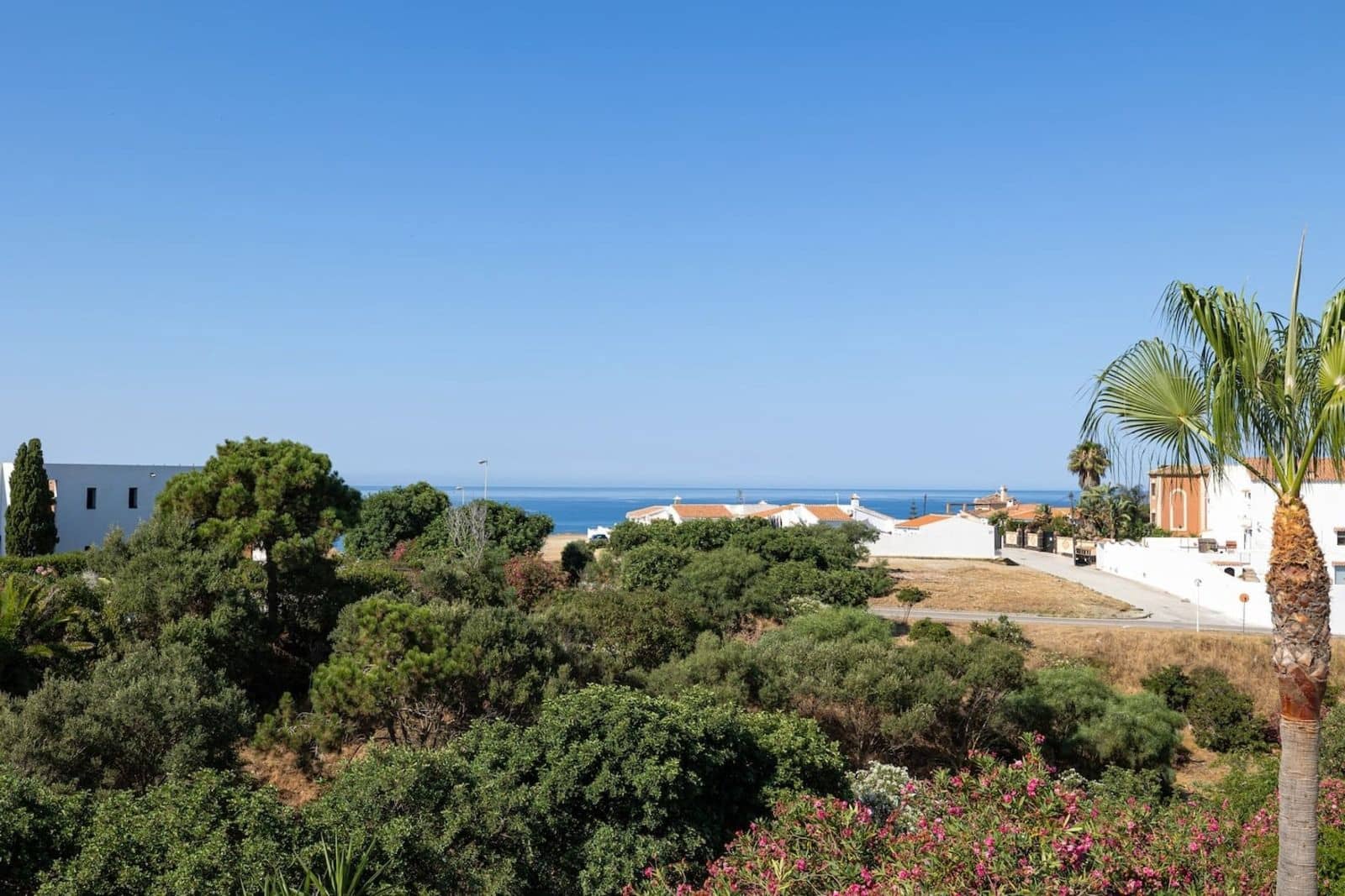 3 bedroom Villa for rent in La Cala de Mijas - € 3,500 (Ref: 9564311)