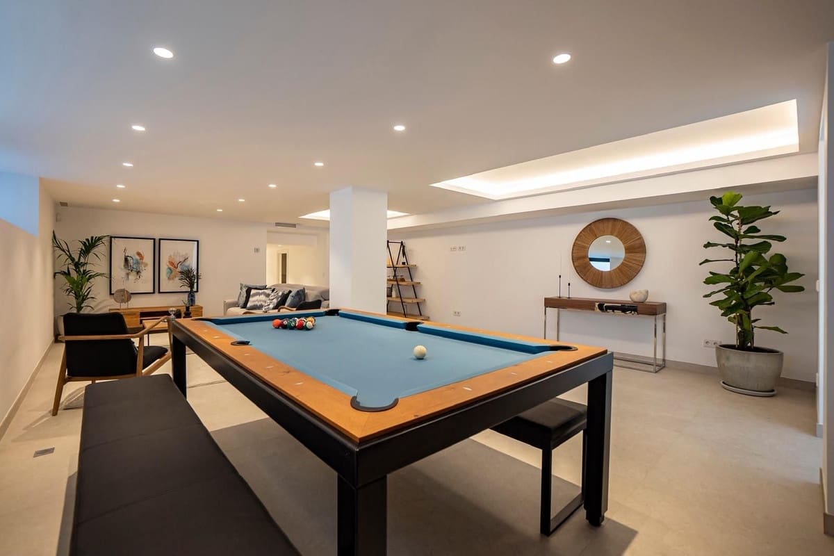 4 bedroom Villa for sale in Nueva Andalucia with pool garage - € 3,300,000 (Ref: 10000963)