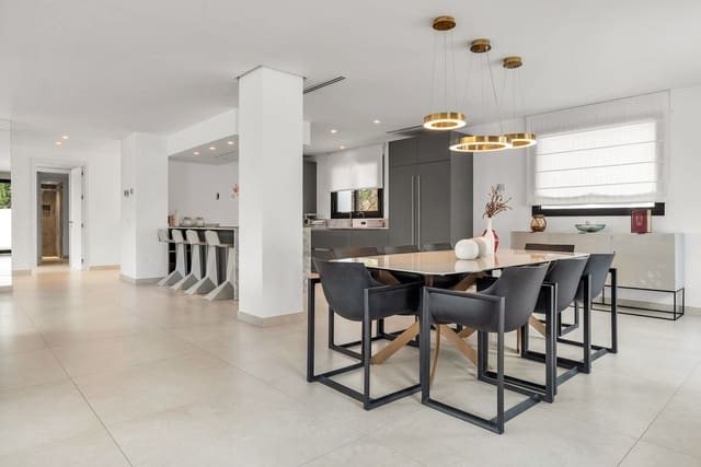 Chalet de 4 habitaciones en Nueva Andalucia, Marbella en venta con piscina garaje - 3.495.000 € (Ref: 10000963)