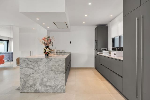 Chalet de 4 habitaciones en Nueva Andalucia, Marbella en venta con piscina garaje - 3.495.000 € (Ref: 10000963)