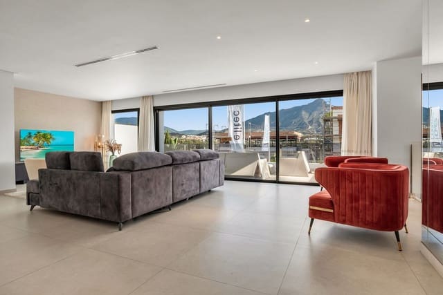 Chalet de 4 habitaciones en Nueva Andalucia, Marbella en venta con piscina garaje - 3.495.000 € (Ref: 10000963)