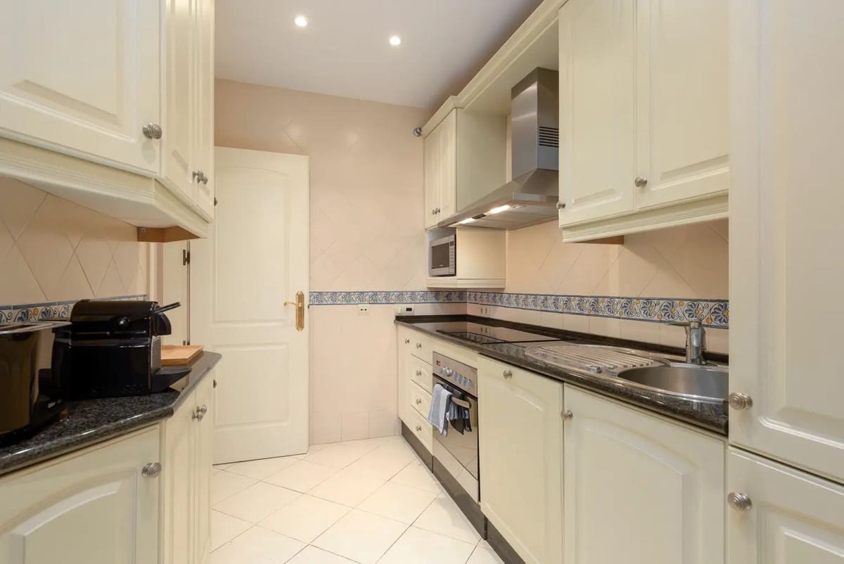 2 bedroom Apartment for sale in Elviria with pool garage - € 549,000 (Ref: 10007577)