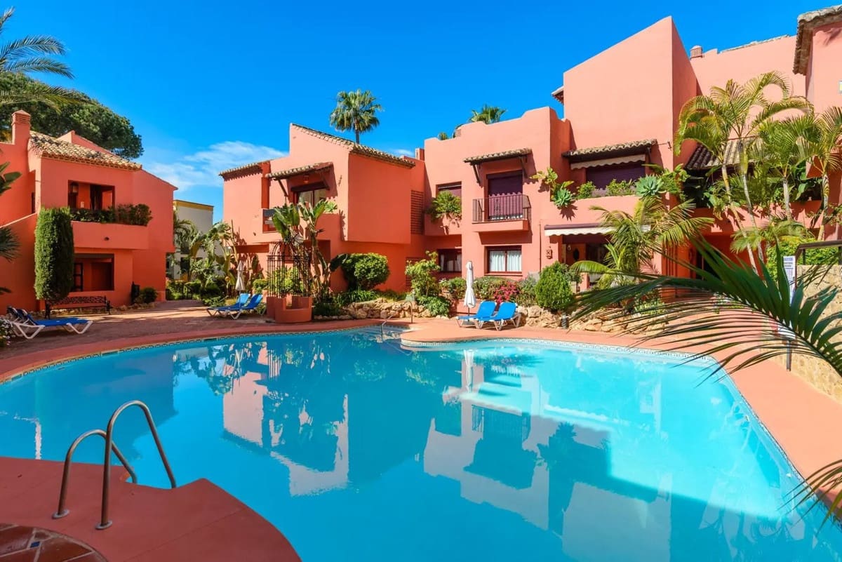 2 bedroom Apartment for sale in Elviria with pool garage - € 549,000 (Ref: 10007577)