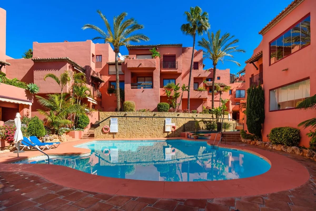 2 bedroom Apartment for sale in Elviria with pool garage - € 549,000 (Ref: 10007577)