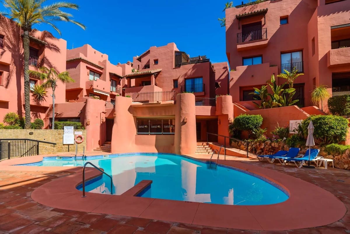 2 bedroom Apartment for sale in Elviria with pool garage - € 549,000 (Ref: 10007577)
