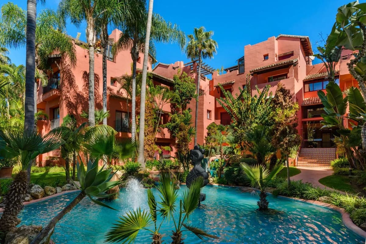 2 bedroom Apartment for sale in Elviria with pool garage - € 549,000 (Ref: 10007577)