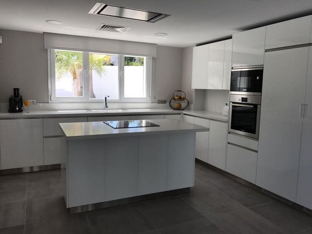 5 soverom Villa til salgs i Nueva Andalucia, Marbella med svømmebasseng - € 2 400 000 (Ref: 10007772)