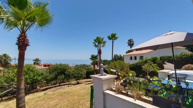 Chalet de 3 habitaciones en Buenas Noches, Estepona en venta con piscina garaje - 1.495.000 € (Ref: 10008037)