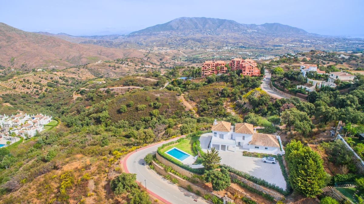 4 soveværelse Villa til salg i La Mairena med swimmingpool garage - € 1.980.000 (Ref: 10077085)