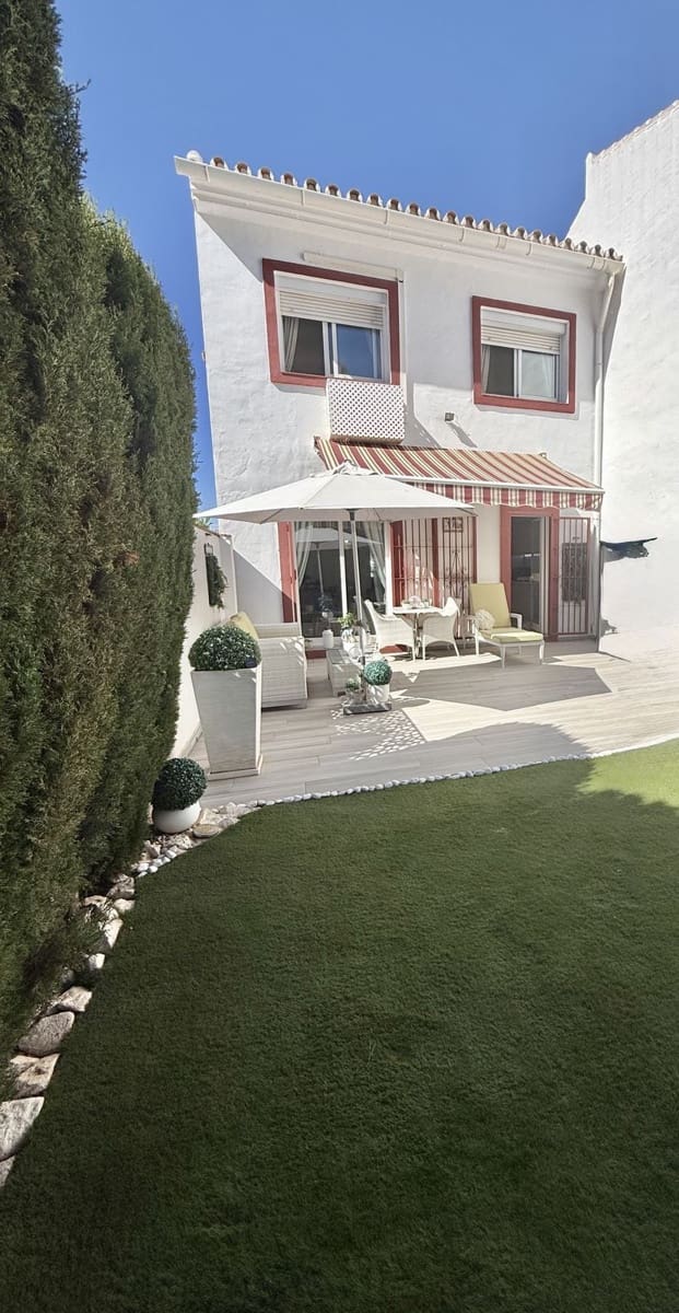 3 chambre Villa/Maison Semi-Mitoyenne à vendre à Riviera del Sol avec piscine garage - 550 000 € (Ref: 10077515)