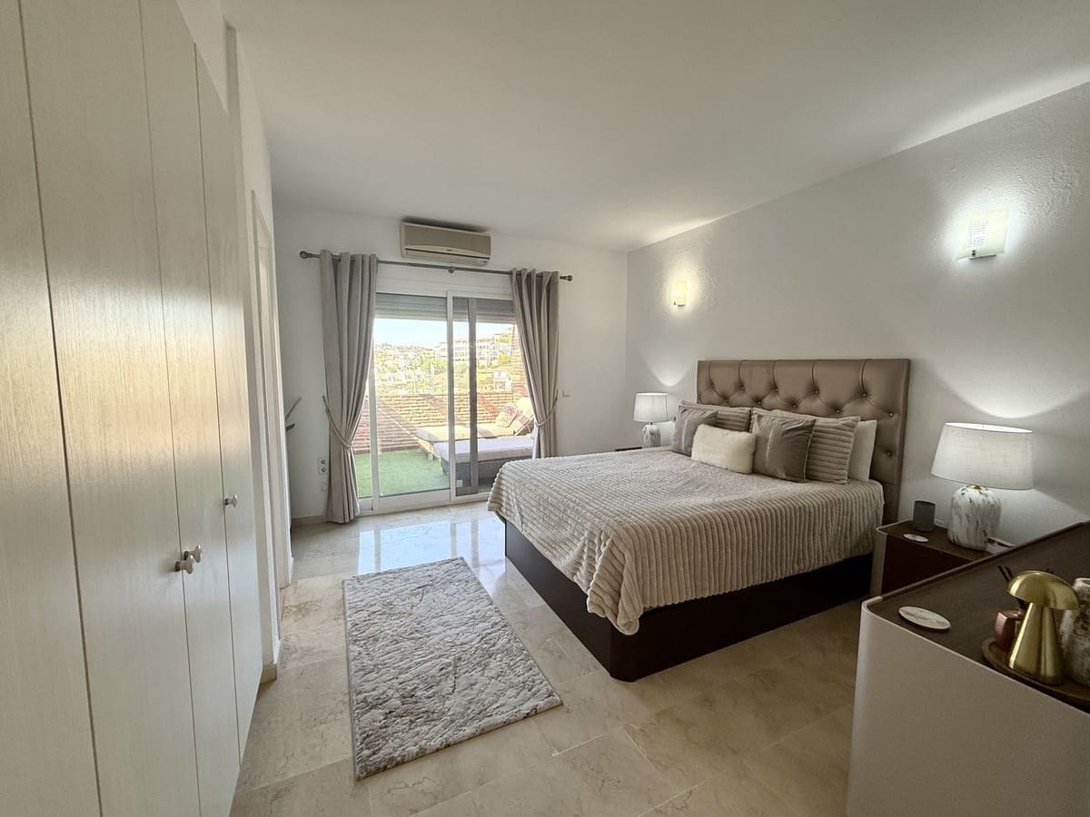 3 chambre Villa/Maison Semi-Mitoyenne à vendre à Riviera del Sol avec piscine garage - 550 000 € (Ref: 10077515)