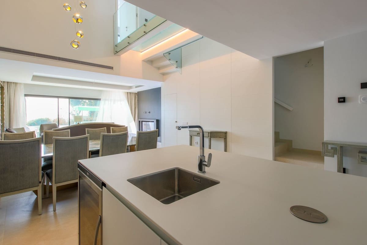 3 sypialnia Apartament na sprzedaż w Estepona z basenem garażem - 2 350 000 € (Ref: 10103556)