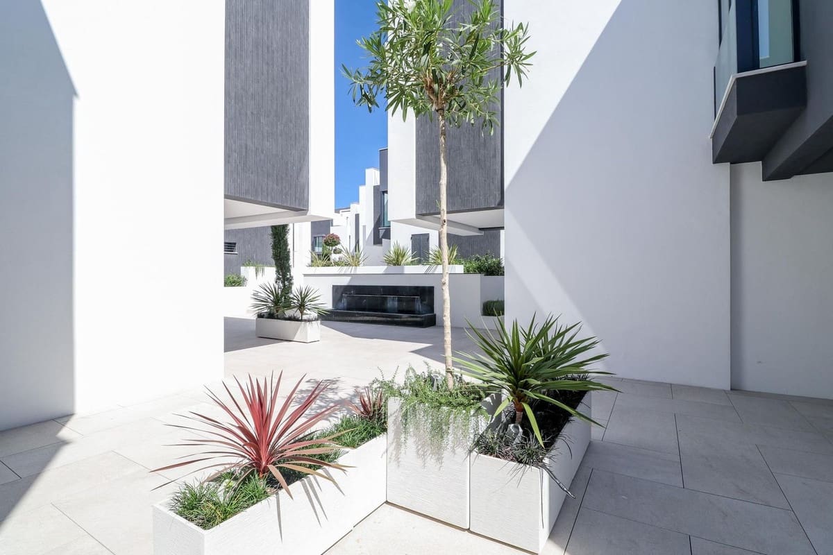 3 sypialnia Apartament na sprzedaż w Estepona z basenem garażem - 2 350 000 € (Ref: 10103556)