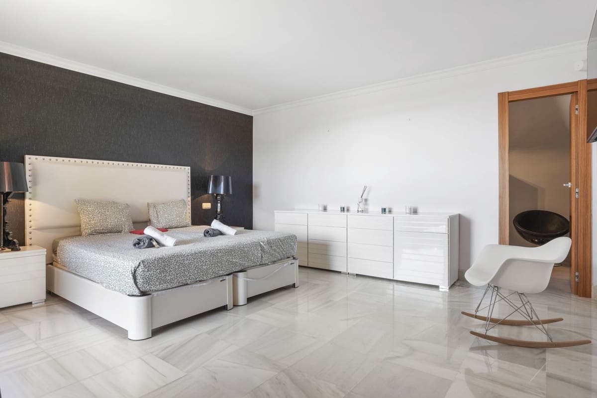 3 bedroom Apartment for sale in Marbella with pool garage - € 1,495,000 (Ref: 10125038)