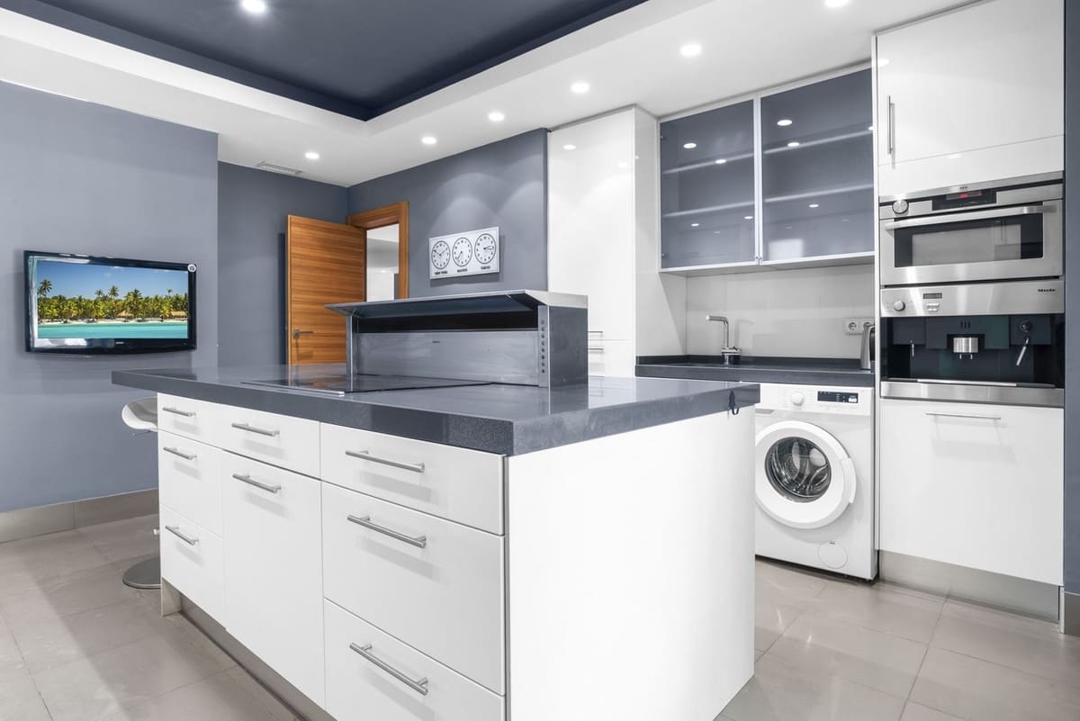 3 bedroom Apartment for sale in Marbella with pool garage - € 1,495,000 (Ref: 10125038)