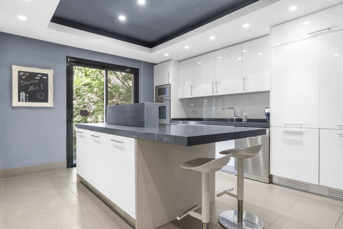 3 bedroom Apartment for sale in Marbella with pool garage - € 1,495,000 (Ref: 10125038)